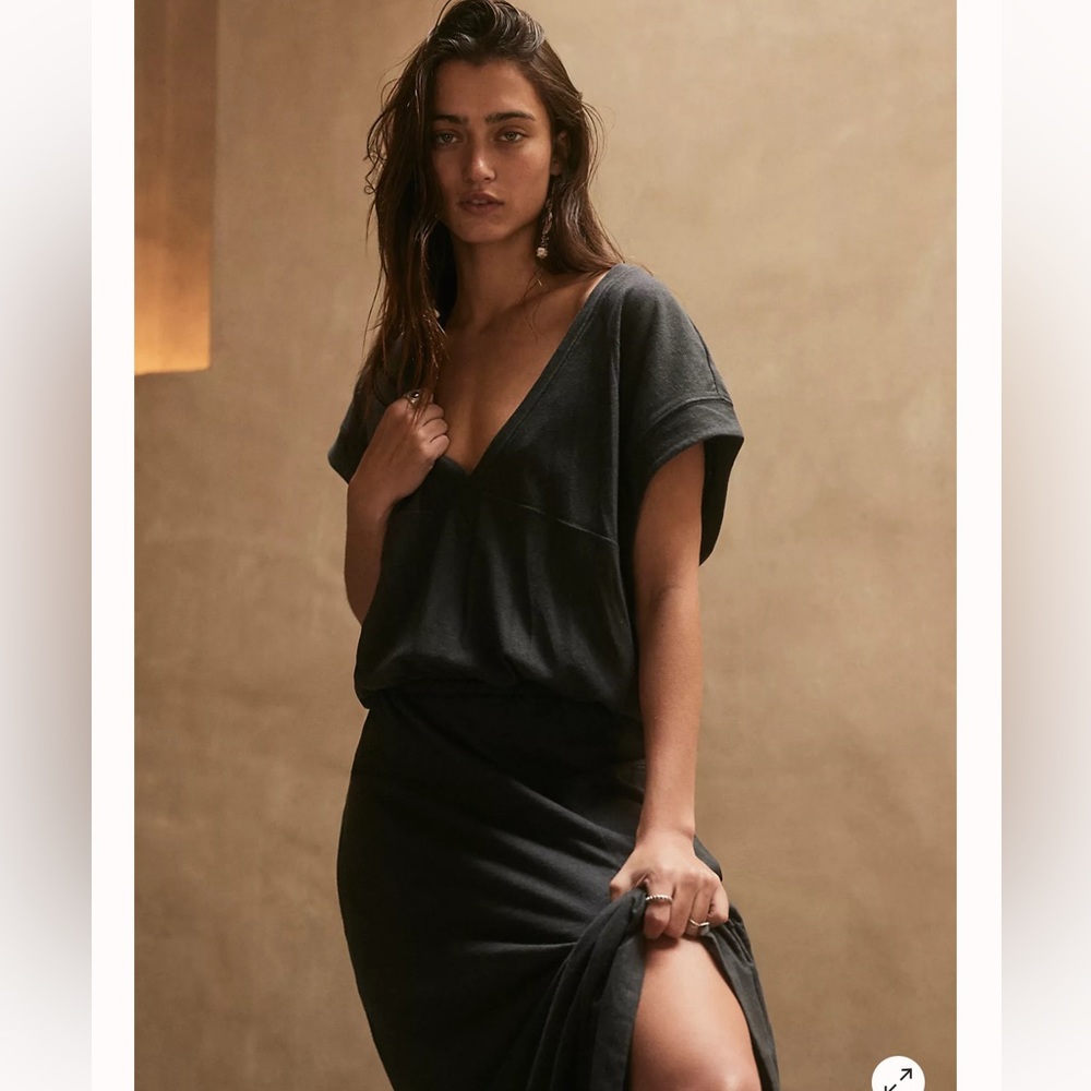 V-neck top, banded waistband, flares A-line skirt, Capped sleeves Side pockets